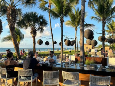 PROVIDENCIALES, TURKS & CAICOS - 20 Nisan 2024 'te görüldüğü üzere Providenciales, Turks ve Caicos Adaları' ndaki Grace Bay Club 'daki Infiniti Restoranı & Raw Bar.