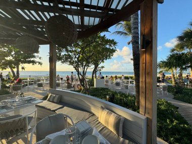 PROVIDENCIALES, TURKS & CAICOS - 20 Nisan 2024 'te görüldüğü üzere Providenciales, Turks ve Caicos Adaları' ndaki Grace Bay Club 'daki Infiniti Restoranı & Raw Bar.