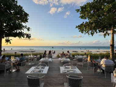 PROVIDENCIALES, TURKS & CAICOS - 20 Nisan 2024 'te görüldüğü üzere Providenciales, Turks ve Caicos Adaları' ndaki Grace Bay Club 'daki Infiniti Restoranı & Raw Bar.