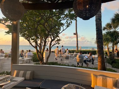 PROVIDENCIALES, TURKS & CAICOS - 20 Nisan 2024 'te görüldüğü üzere Providenciales, Turks ve Caicos Adaları' ndaki Grace Bay Club 'daki Infiniti Restoranı & Raw Bar.