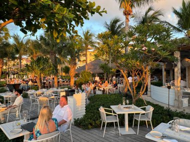 PROVIDENCIALES, TURKS & CAICOS - 20 Nisan 2024 'te görüldüğü üzere Providenciales, Turks ve Caicos Adaları' ndaki Grace Bay Club 'daki Infiniti Restoranı & Raw Bar.