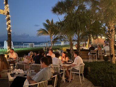 PROVIDENCIALES, TURKS & CAICOS - 20 Nisan 2024 'te görüldüğü üzere Providenciales, Turks ve Caicos Adaları' ndaki Grace Bay Club 'daki Infiniti Restoranı & Raw Bar.