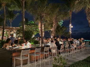 PROVIDENCIALES, TURKS & CAICOS - 20 Nisan 2024 'te görüldüğü üzere Providenciales, Turks ve Caicos Adaları' ndaki Grace Bay Club 'daki Infiniti Restoranı & Raw Bar.