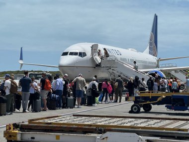 PROVIDENCIALES, TURKS & CAICOS - APR 21: Providenciales Uluslararası Havalimanı 'ndaki United Airlines Airplane, 21 Nisan 2024 tarihinde görüldü..