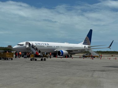 PROVIDENCIALES, TURKS & CAICOS - APR 21: Providenciales Uluslararası Havalimanı 'ndaki United Airlines Airplane, 21 Nisan 2024 tarihinde görüldü..
