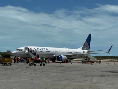 PROVIDENCIALES, TURKS & CAICOS - APR 21: Providenciales Uluslararası Havalimanı 'ndaki United Airlines Airplane, 21 Nisan 2024 tarihinde görüldü..