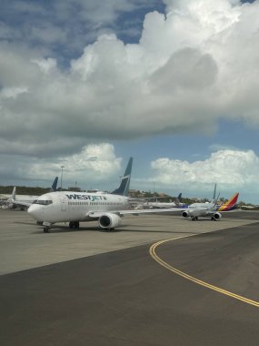PROVIDENCIALES, TURKS & CAICOS - 21 APR: WestJet Airplane at Providenciales International Airport in the Turks and Caicos Adaları, as the 21 Nisan 2024.