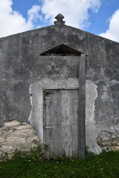 NORTH CAICOS, TCI - 20 Nisan 2024 'te, Turks ve Caicos Adalarındaki Kuzey Caicos' taki eski kilise binası.