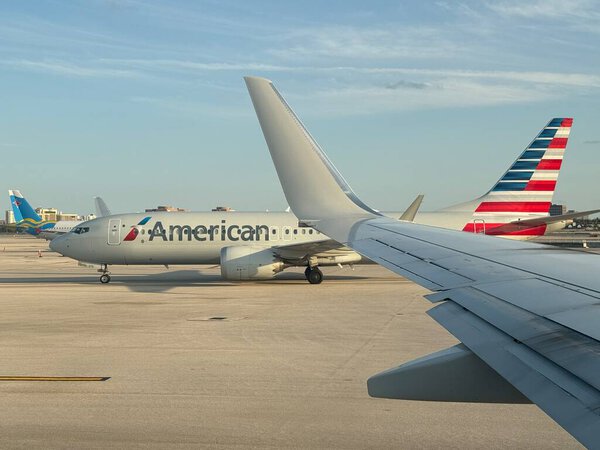 МАЙАМИ (ОРИДА) - Самолет American Airlines в международном аэропорту Майами во Флориде (США) 21 апреля 2024 года..