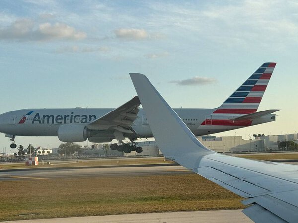МАЙАМИ (ОРИДА) - Самолет American Airlines в международном аэропорту Майами во Флориде (США) 21 апреля 2024 года..