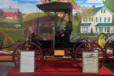 BRANSON, MO - 10 Temmuz 2023 'te Branson Oto ve Çiftlik Müzesi' nde otomobil sergisi.