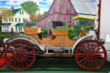 BRANSON, MO - 10 Temmuz 2023 'te Branson Oto ve Çiftlik Müzesi' nde otomobil sergisi.