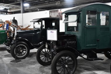 BRANSON, MO - 10 Temmuz 2023 'te Branson Oto ve Çiftlik Müzesi' nde otomobil sergisi.