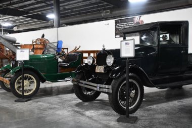 BRANSON, MO - 10 Temmuz 2023 'te Branson Oto ve Çiftlik Müzesi' nde otomobil sergisi.