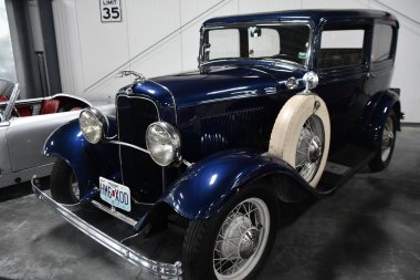 BRANSON, MO - 10 Temmuz 2023 'te Branson Oto ve Çiftlik Müzesi' nde otomobil sergisi.