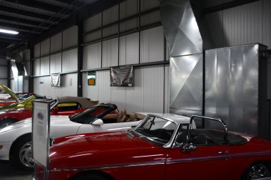 BRANSON, MO - 10 Temmuz 2023 'te Branson Oto ve Çiftlik Müzesi' nde otomobil sergisi.