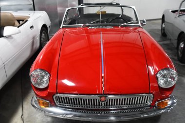 BRANSON, MO - 10 Temmuz 2023 'te Branson Oto ve Çiftlik Müzesi' nde otomobil sergisi.