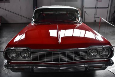 BRANSON, MO - 10 Temmuz 2023 'te Branson Oto ve Çiftlik Müzesi' nde otomobil sergisi.