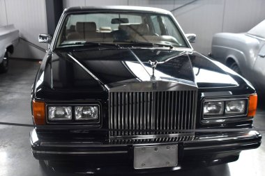 BRANSON, MO - 10 Temmuz 2023 'te Branson Oto ve Çiftlik Müzesi' nde otomobil sergisi.