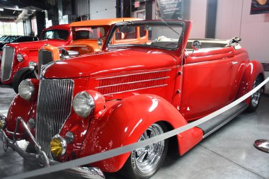 BRANSON, MO - 10 Temmuz 2023 'te Branson Oto ve Çiftlik Müzesi' nde otomobil sergisi.