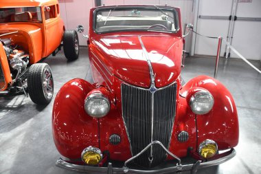 BRANSON, MO - 10 Temmuz 2023 'te Branson Oto ve Çiftlik Müzesi' nde otomobil sergisi.