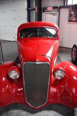 BRANSON, MO - 10 Temmuz 2023 'te Branson Oto ve Çiftlik Müzesi' nde otomobil sergisi.