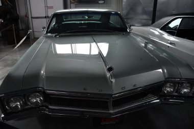 BRANSON, MO - 10 Temmuz 2023 'te Branson Oto ve Çiftlik Müzesi' nde otomobil sergisi.