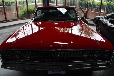 BRANSON, MO - 10 Temmuz 2023 'te Branson Oto ve Çiftlik Müzesi' nde otomobil sergisi.