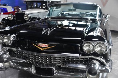 BRANSON, MO - 10 Temmuz 2023 'te Branson Oto ve Çiftlik Müzesi' nde otomobil sergisi.