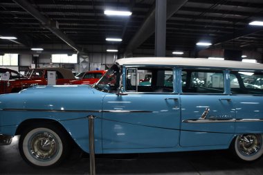 BRANSON, MO - 10 Temmuz 2023 'te Branson Oto ve Çiftlik Müzesi' nde otomobil sergisi.