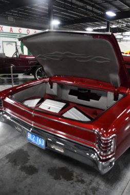 BRANSON, MO - 10 Temmuz 2023 'te Branson Oto ve Çiftlik Müzesi' nde otomobil sergisi.