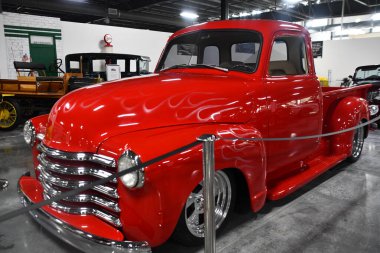 BRANSON, MO - 10 Temmuz 2023 'te Branson Oto ve Çiftlik Müzesi' nde otomobil sergisi.