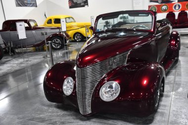 BRANSON, MO - 10 Temmuz 2023 'te Branson Oto ve Çiftlik Müzesi' nde otomobil sergisi.