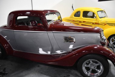 BRANSON, MO - 10 Temmuz 2023 'te Branson Oto ve Çiftlik Müzesi' nde otomobil sergisi.