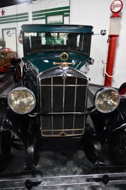 BRANSON, MO - 10 Temmuz 2023 'te Branson Oto ve Çiftlik Müzesi' nde otomobil sergisi.