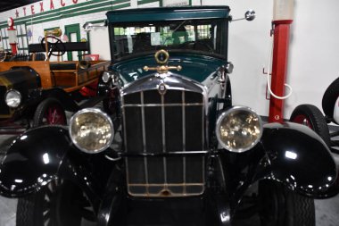 BRANSON, MO - 10 Temmuz 2023 'te Branson Oto ve Çiftlik Müzesi' nde otomobil sergisi.