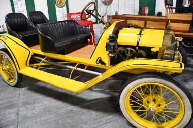 BRANSON, MO - 10 Temmuz 2023 'te Branson Oto ve Çiftlik Müzesi' nde otomobil sergisi.