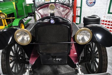 BRANSON, MO - 10 Temmuz 2023 'te Branson Oto ve Çiftlik Müzesi' nde otomobil sergisi.