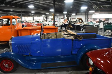 BRANSON, MO - 10 Temmuz 2023 'te Branson Oto ve Çiftlik Müzesi' nde otomobil sergisi.