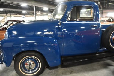 BRANSON, MO - 10 Temmuz 2023 'te Branson Oto ve Çiftlik Müzesi' nde otomobil sergisi.