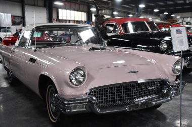 BRANSON, MO - 10 Temmuz 2023 'te Branson Oto ve Çiftlik Müzesi' nde otomobil sergisi.