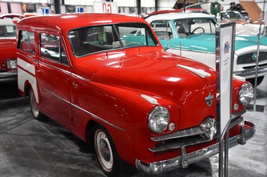 BRANSON, MO - 10 Temmuz 2023 'te Branson Oto ve Çiftlik Müzesi' nde otomobil sergisi.