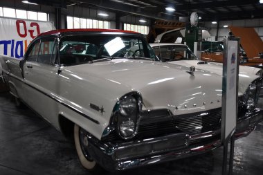 BRANSON, MO - 10 Temmuz 2023 'te Branson Oto ve Çiftlik Müzesi' nde otomobil sergisi.