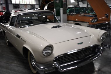 BRANSON, MO - 10 Temmuz 2023 'te Branson Oto ve Çiftlik Müzesi' nde otomobil sergisi.