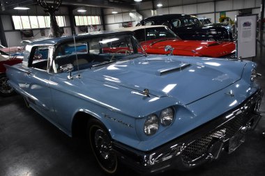 BRANSON, MO - 10 Temmuz 2023 'te Branson Oto ve Çiftlik Müzesi' nde otomobil sergisi.