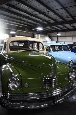 BRANSON, MO - 10 Temmuz 2023 'te Branson Oto ve Çiftlik Müzesi' nde otomobil sergisi.