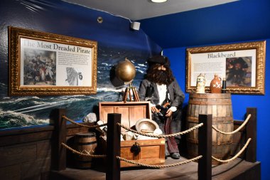 BRANSON, MO - 10 Temmuz 2023 'te Branson, Missouri' deki Branson İniş 'te gemi enkazı yapan Hazine Müzesi.