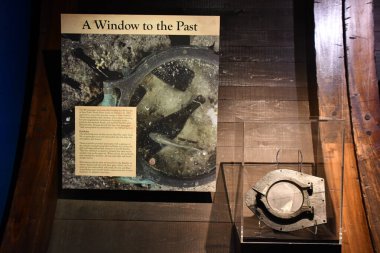 BRANSON, MO - 10 Temmuz 2023 'te Branson, Missouri' deki Branson İniş 'te gemi enkazı yapan Hazine Müzesi.