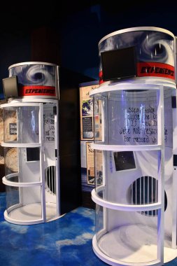 BRANSON, MO - 10 Temmuz 2023 'te Branson, Missouri' deki Branson İniş 'te gemi enkazı yapan Hazine Müzesi.