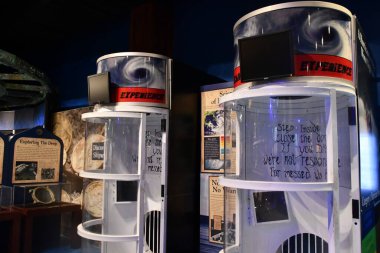 BRANSON, MO - 10 Temmuz 2023 'te Branson, Missouri' deki Branson İniş 'te gemi enkazı yapan Hazine Müzesi.